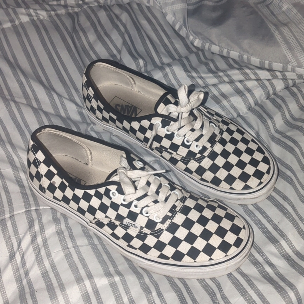 LIKE NEW BARELY WORN CHECKERED VANS LOW 🔅🛹 is a love, still kickflip l🤣💯